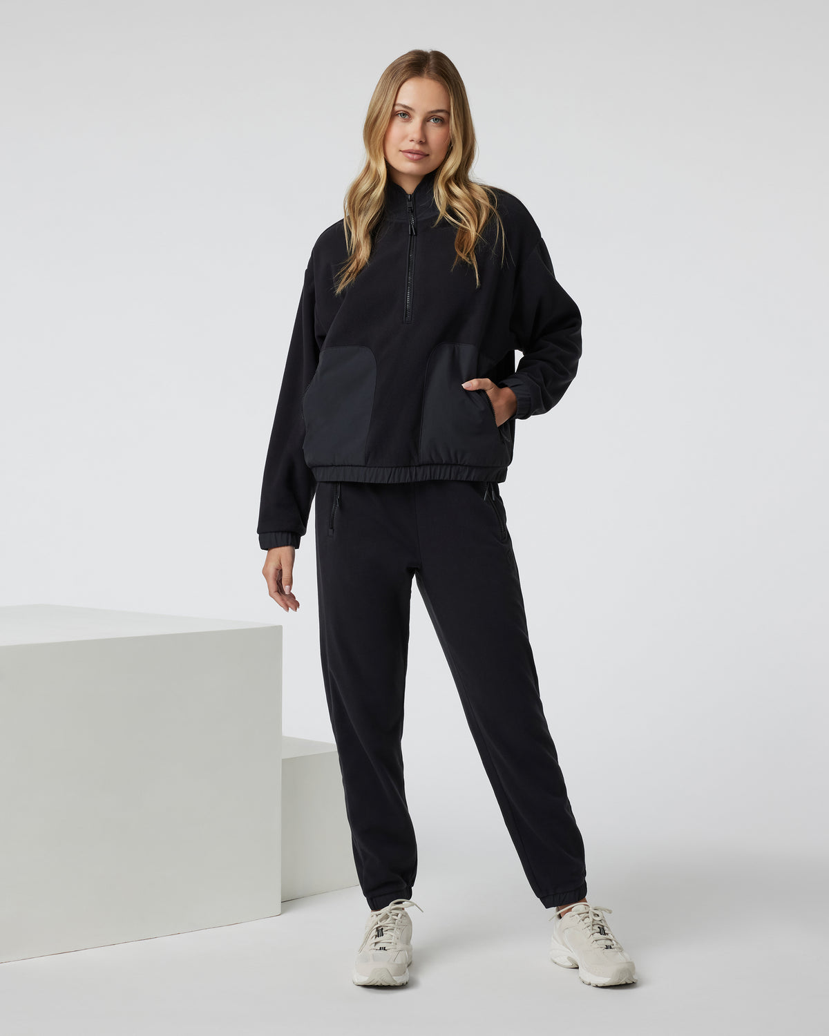 Women Vuori Women's Aspen Half Zip Black Fleece Pullover