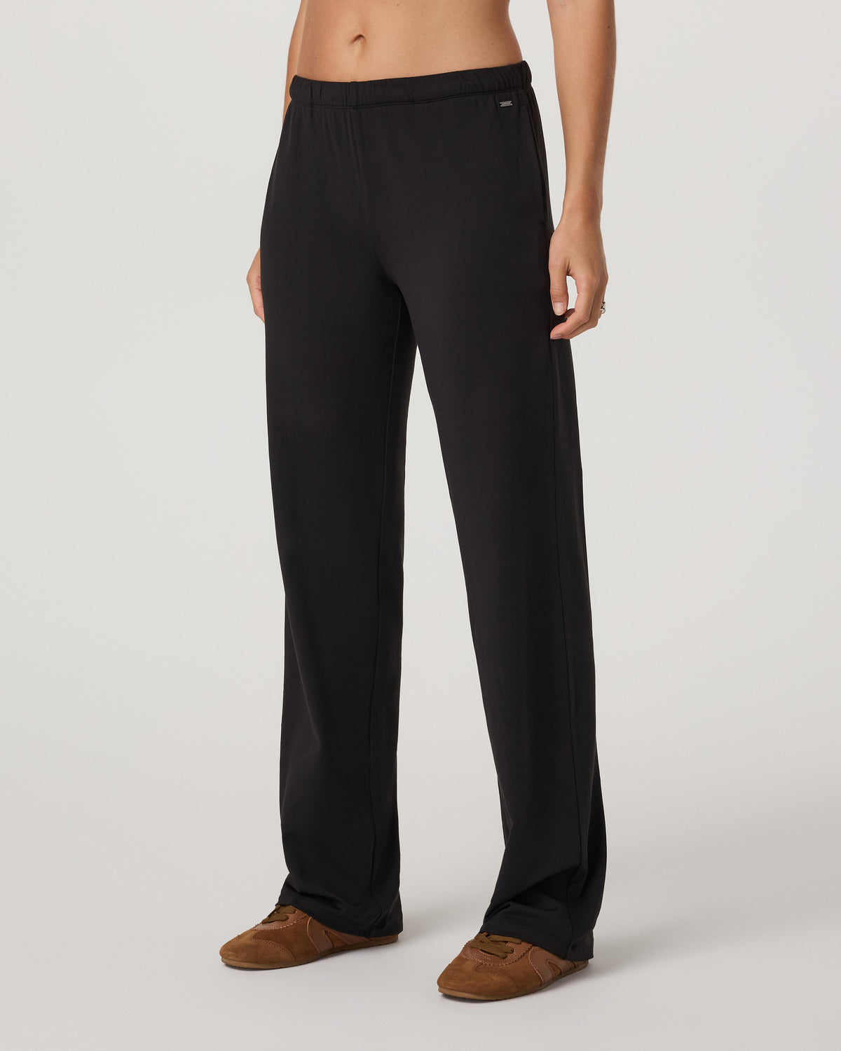 Women Vuori Halo Straight Leg - Long Women's Solid Black Pants