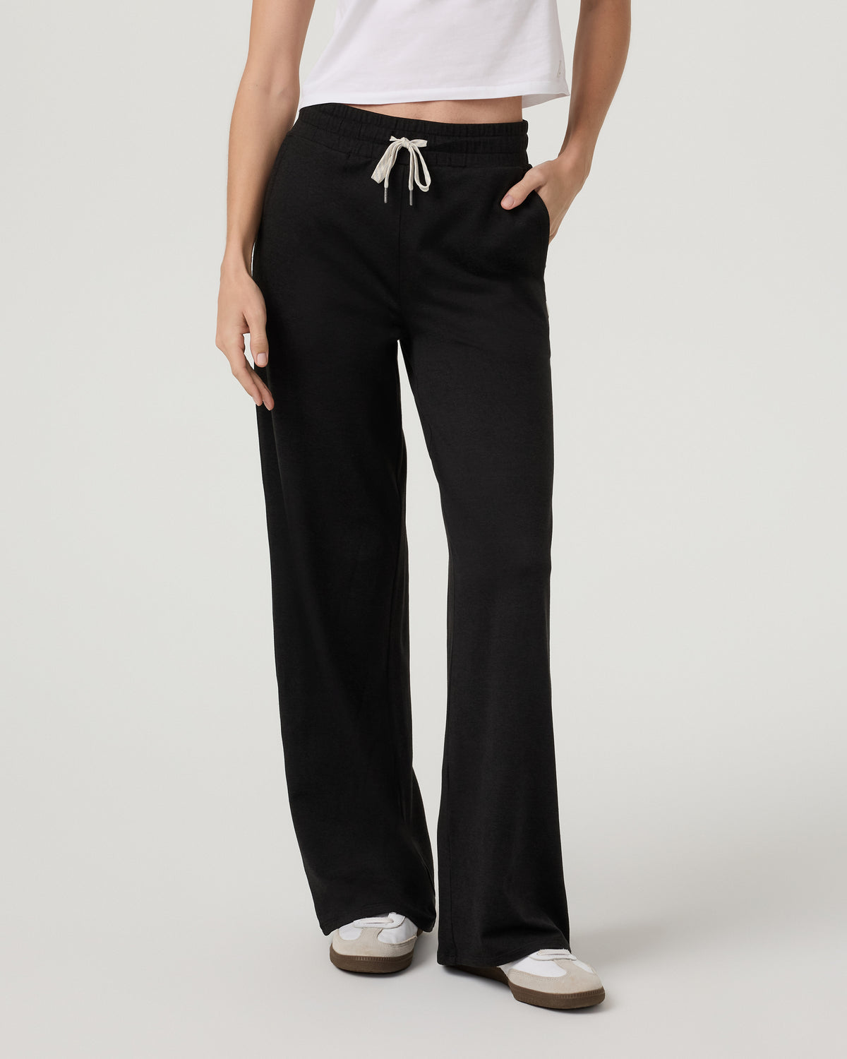 Women Vuori Halo Essential Wideleg - Short Black Heather