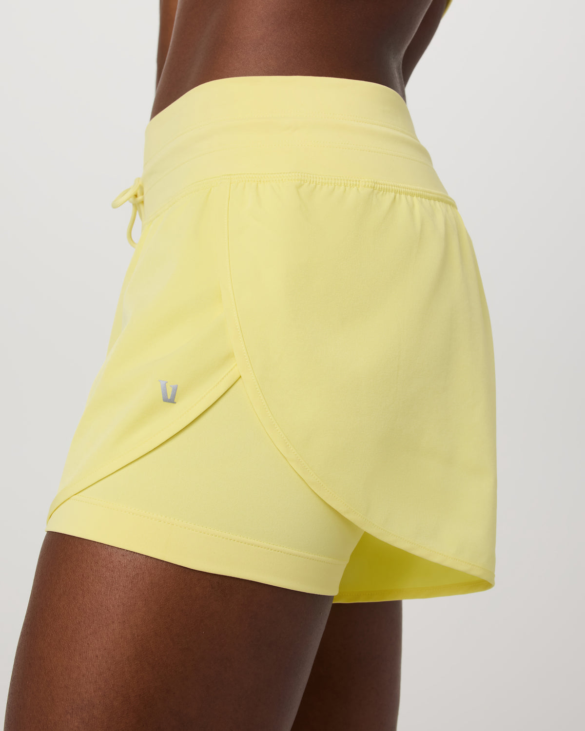 Women Vuori Daily Speed Short 2.5" Women's Sunlight Fitness Shorts