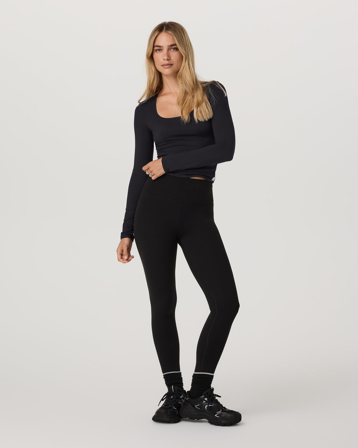 Women Vuori Women's Long Sleeve Halo Essential Scoop Solid Black