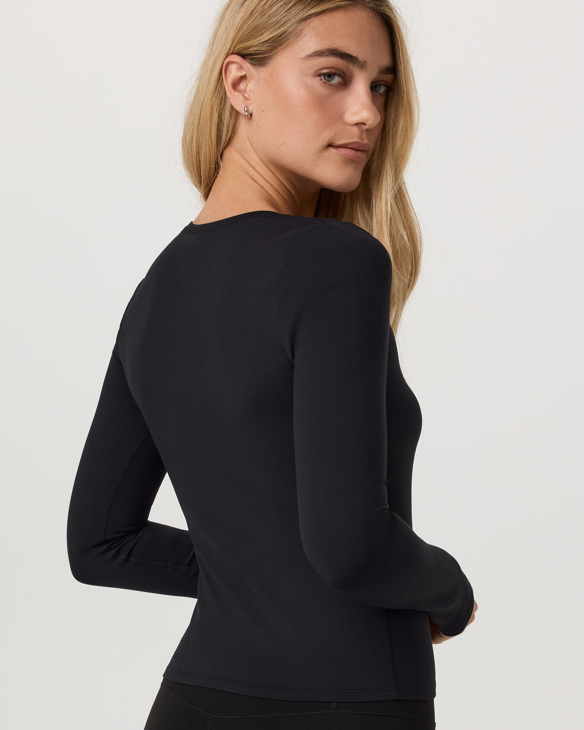 Women Vuori Women's Long Sleeve Halo Essential Scoop Solid Black
