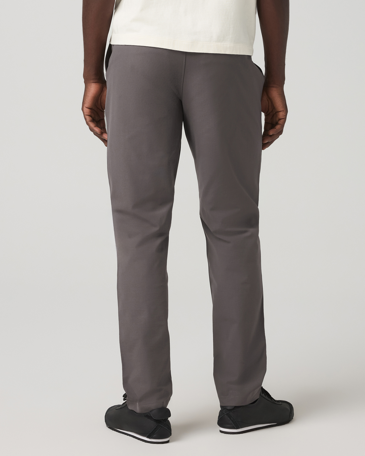 Men Vuori Men's Meta Elastic Waist Pant Classic Fit 32" Warm Grey