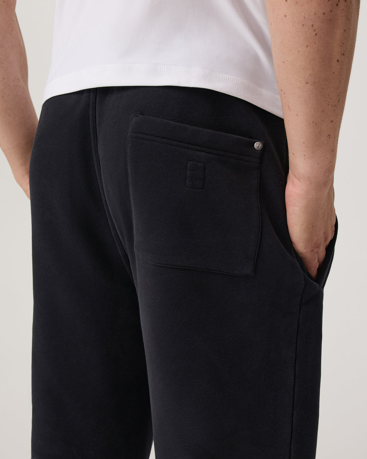 Men Vuori Men's Seaside Straight Leg Sweatpant 30” Black