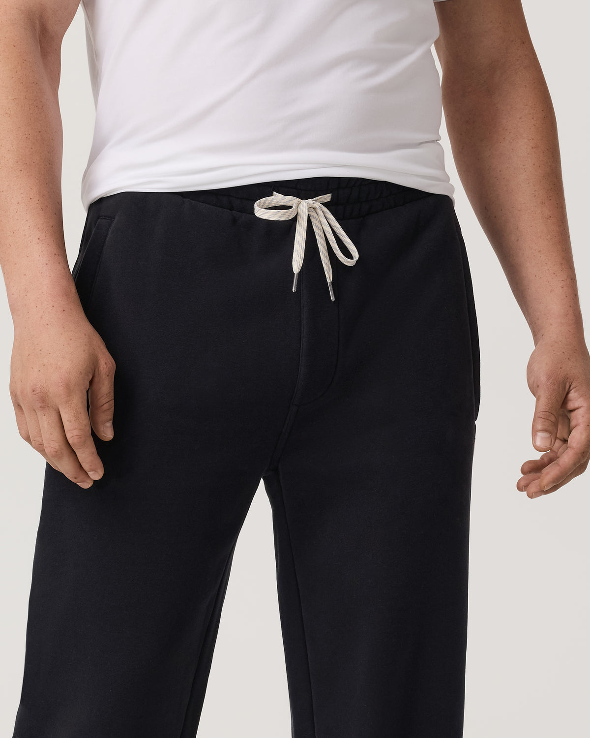 Men Vuori Men's Seaside Straight Leg Sweatpant 30” Black