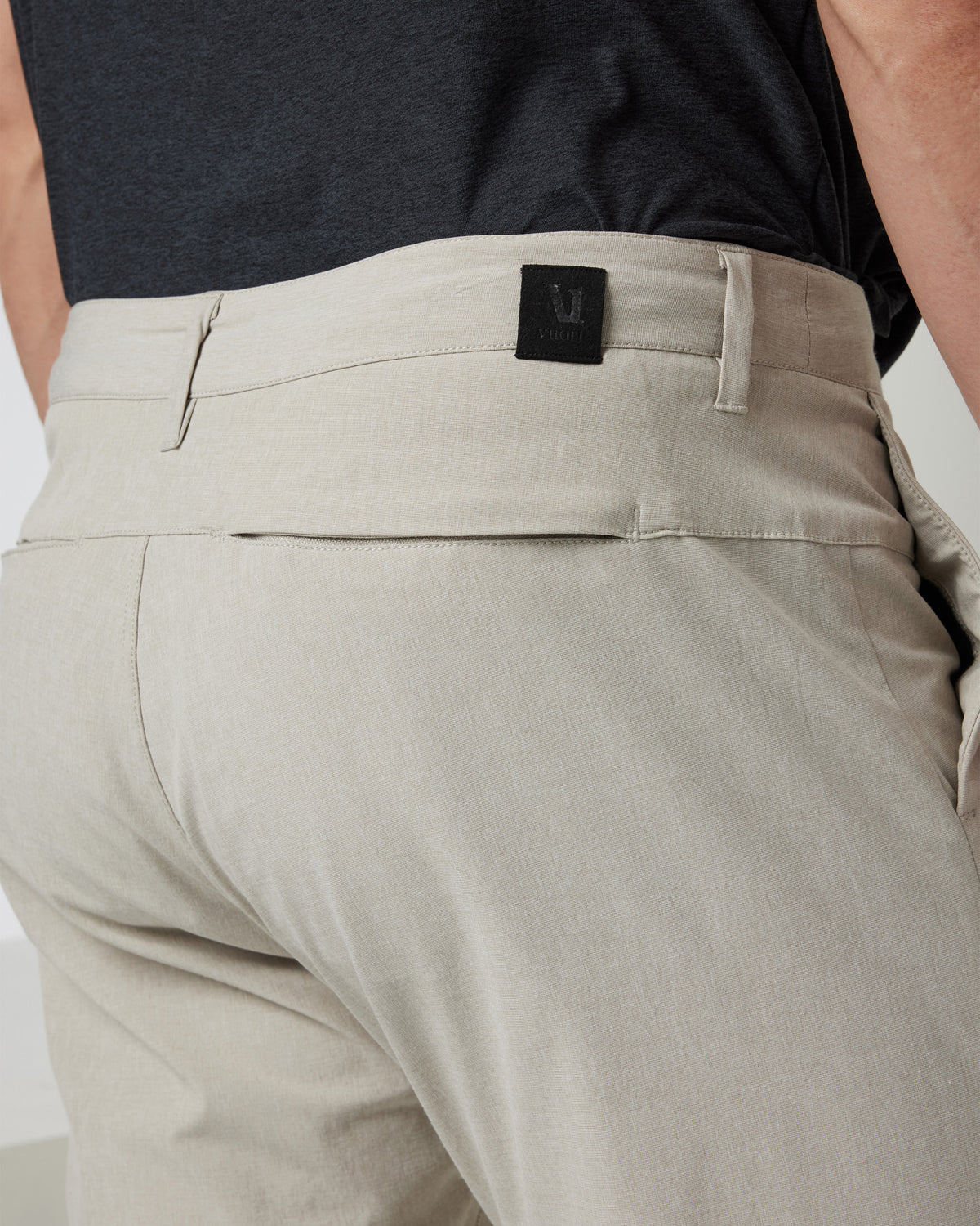 Men Vuori Aim Pant 30" Men's Khaki Golf & Travel Pants