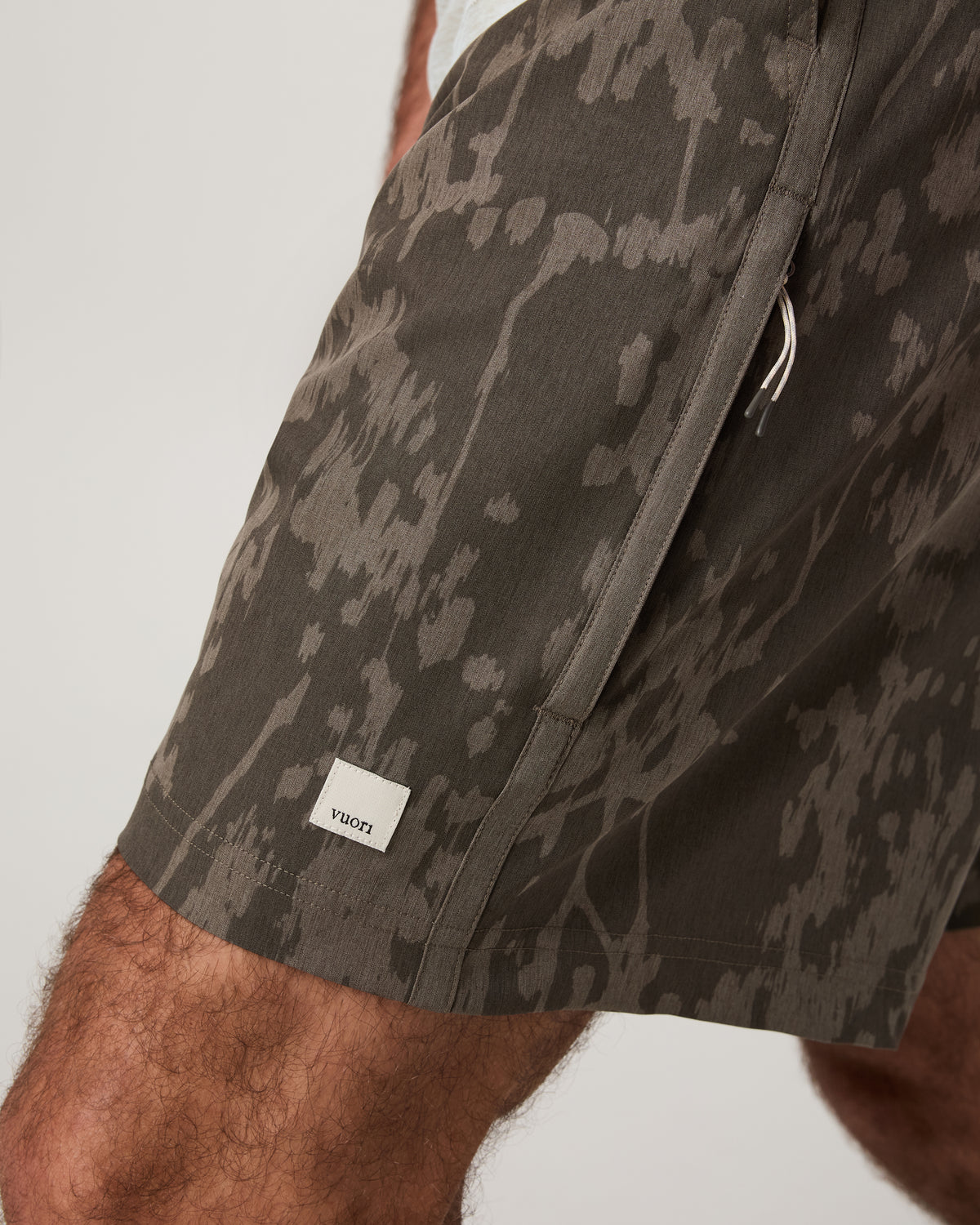 Men Vuori Banks Session Short Unlined 7" Root Earth Linen Texture