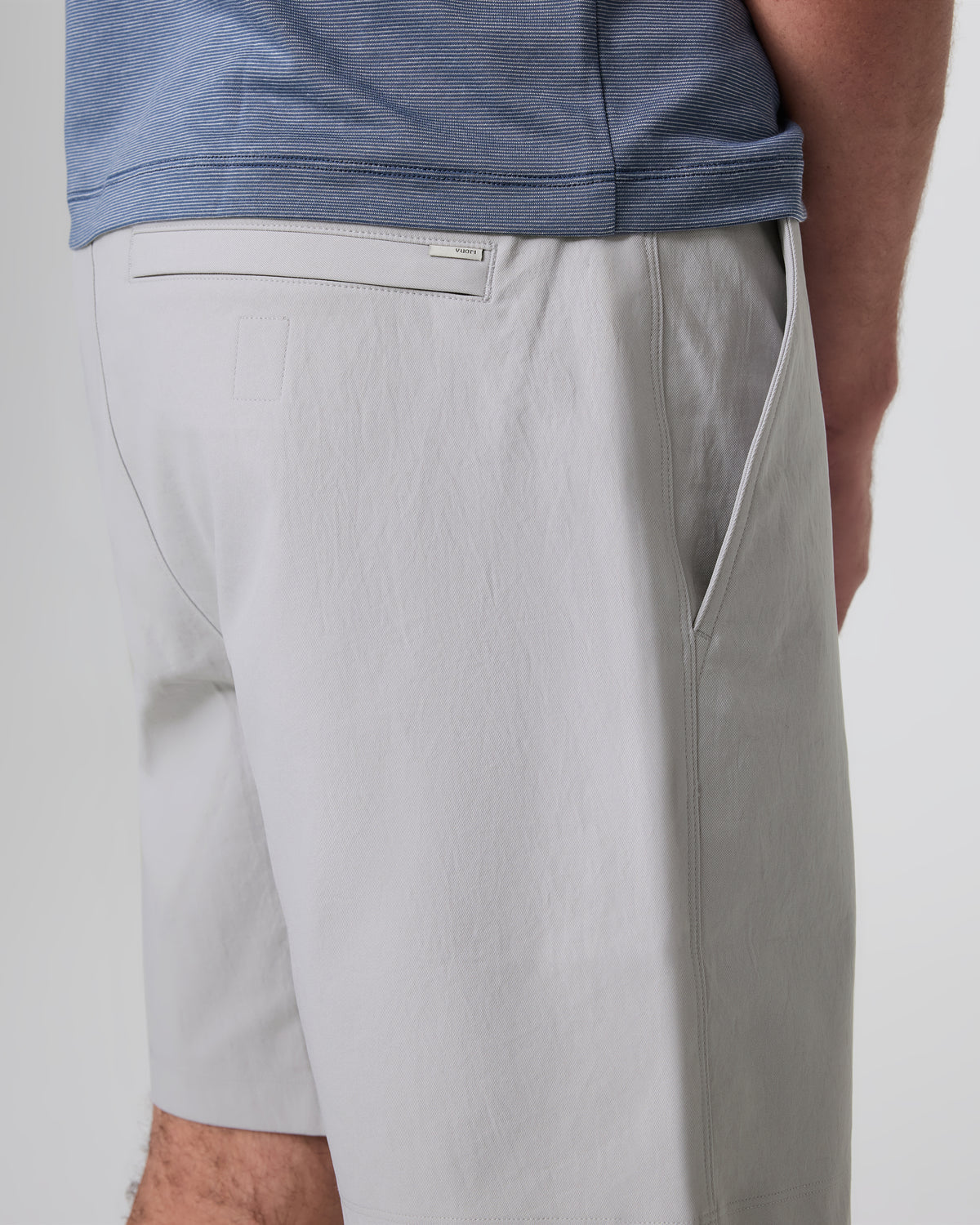 Men Vuori Cascade Crinkle Elastic Waist Short Classic Fit 8" Fog