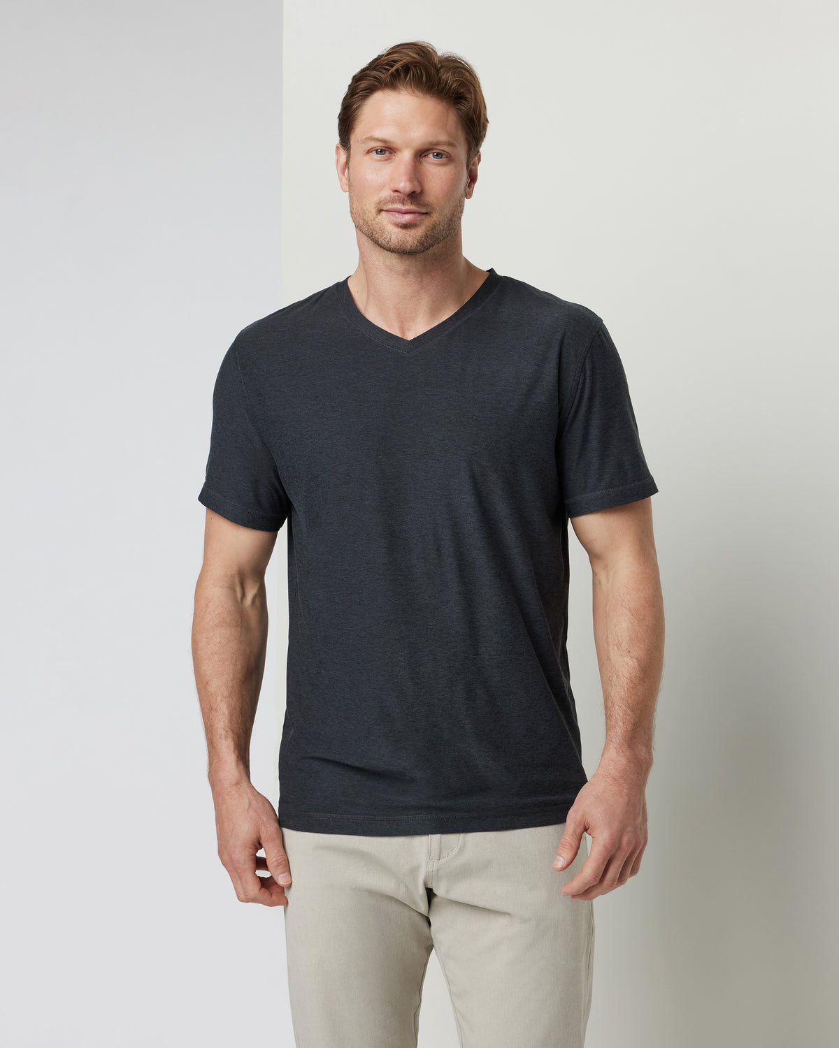 Men Vuori Strato Tech V-Neck Charcoal V-Neck Workout Shirt