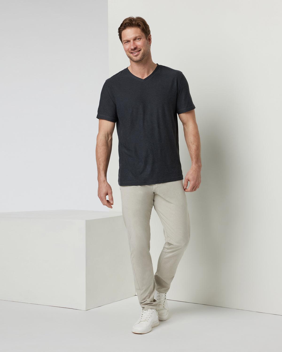 Men Vuori Strato Tech V-Neck Charcoal V-Neck Workout Shirt