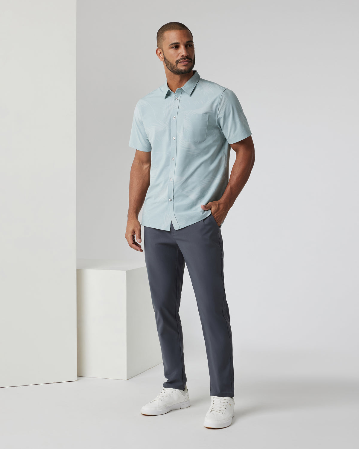 Men Vuori Short-Sleeve Bridge Button Down Chalk Blue Falling Fronds